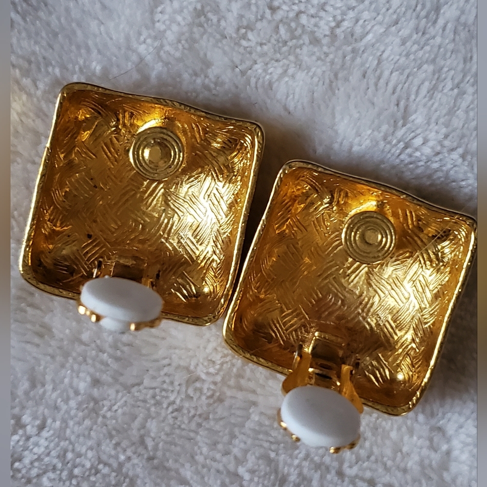 4pc Vintage gold tone & black jewelry lot - Picture 6 of 13